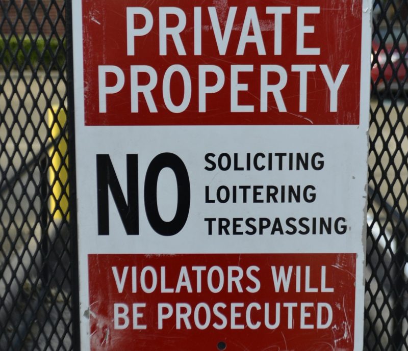 no trespassing signs
